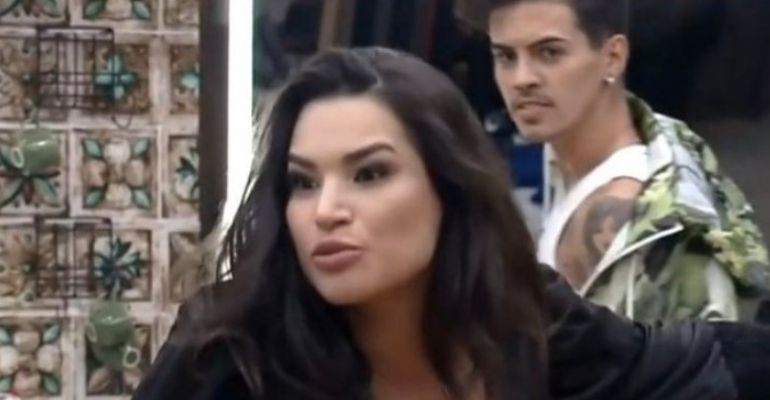 A Fazenda 12: Fãs debocham após peões pedirem expulsão de Raissa Barbosa por jogar água em Biel