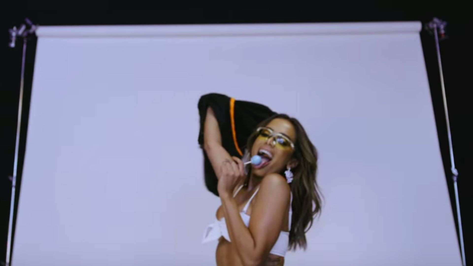 Anitta lança clipe eletrizante de Rave de Favela com Mc Lan e Major Lazer