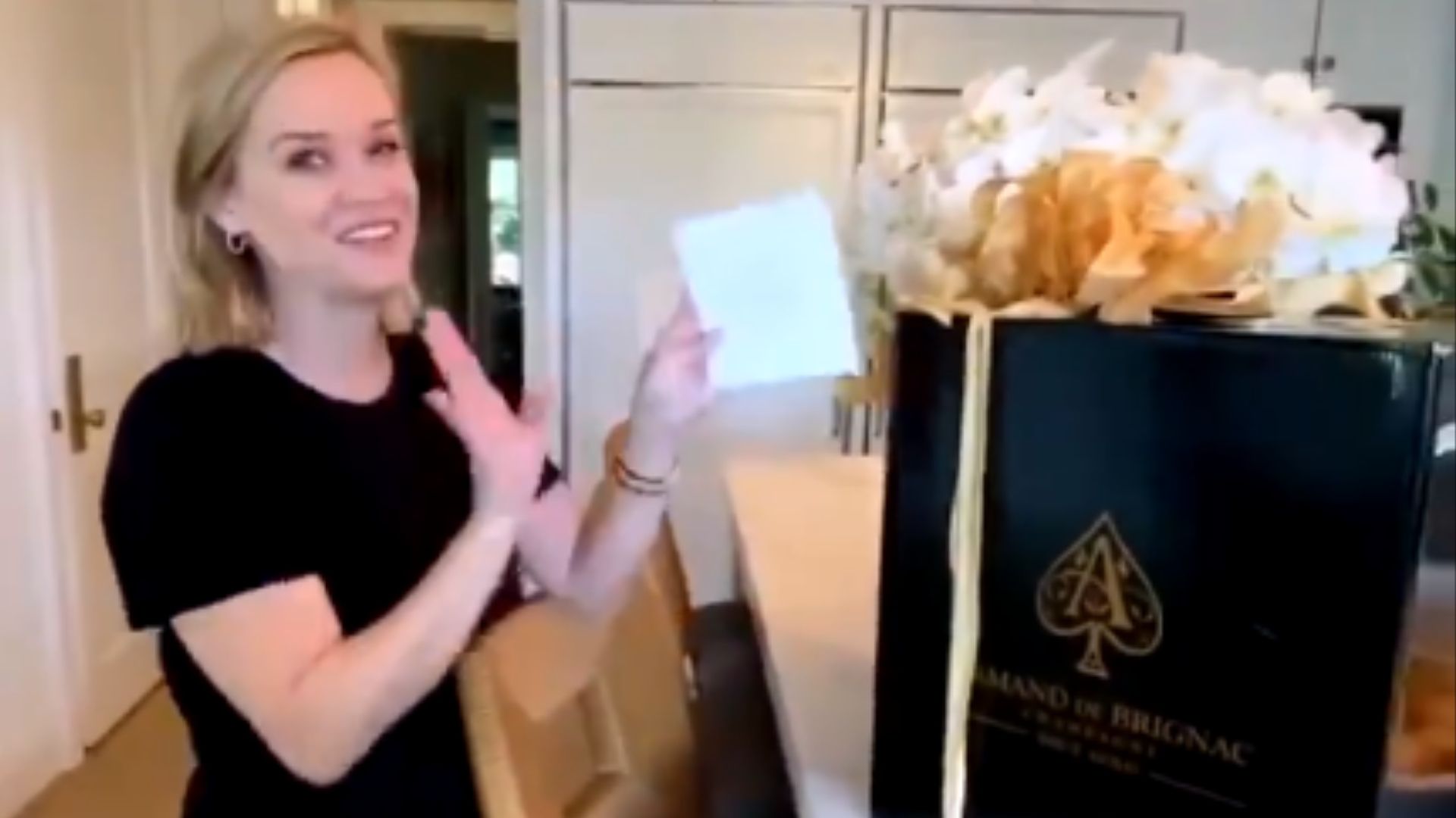 Beyoncé e Jay-Z presenteiam Reese Witherspoon após pedido por champanhe no Globo de Ouro