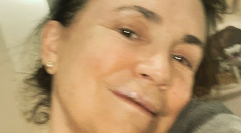 Regina Duarte quebra três dentes em acidente na calçada: “Fui de boca no chão”