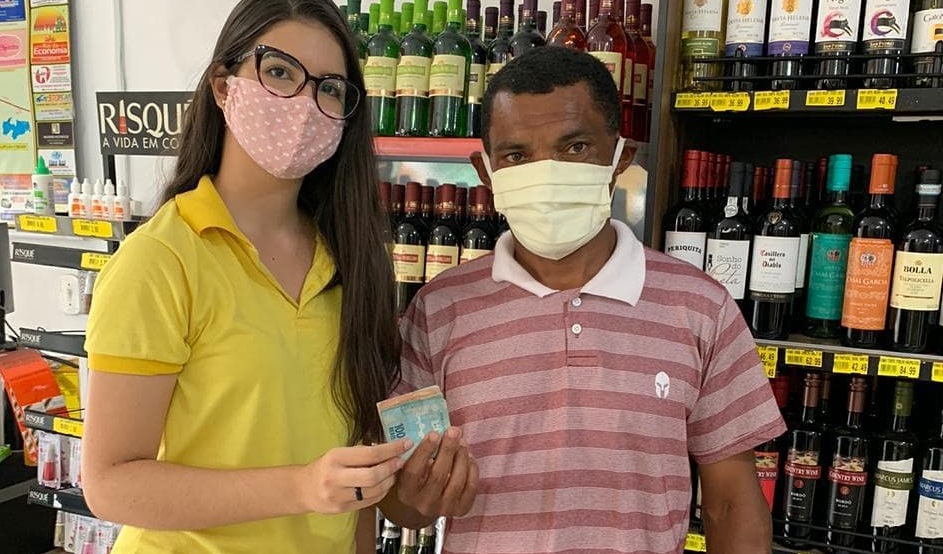 Supermercado encontra cliente que perdeu R$ 840 dentro da loja e devolve o dinheiro