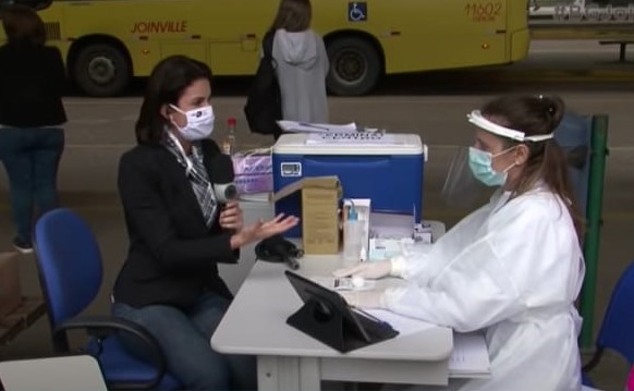 Repórter descobre que está com coronavírus ao fazer teste ao vivo