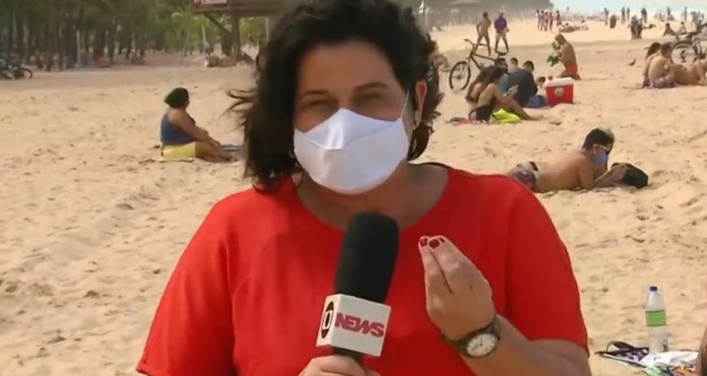 Repórter da Globo alerta banhista ao vivo na praia: “Quem precisa de máscara é tu, homem”