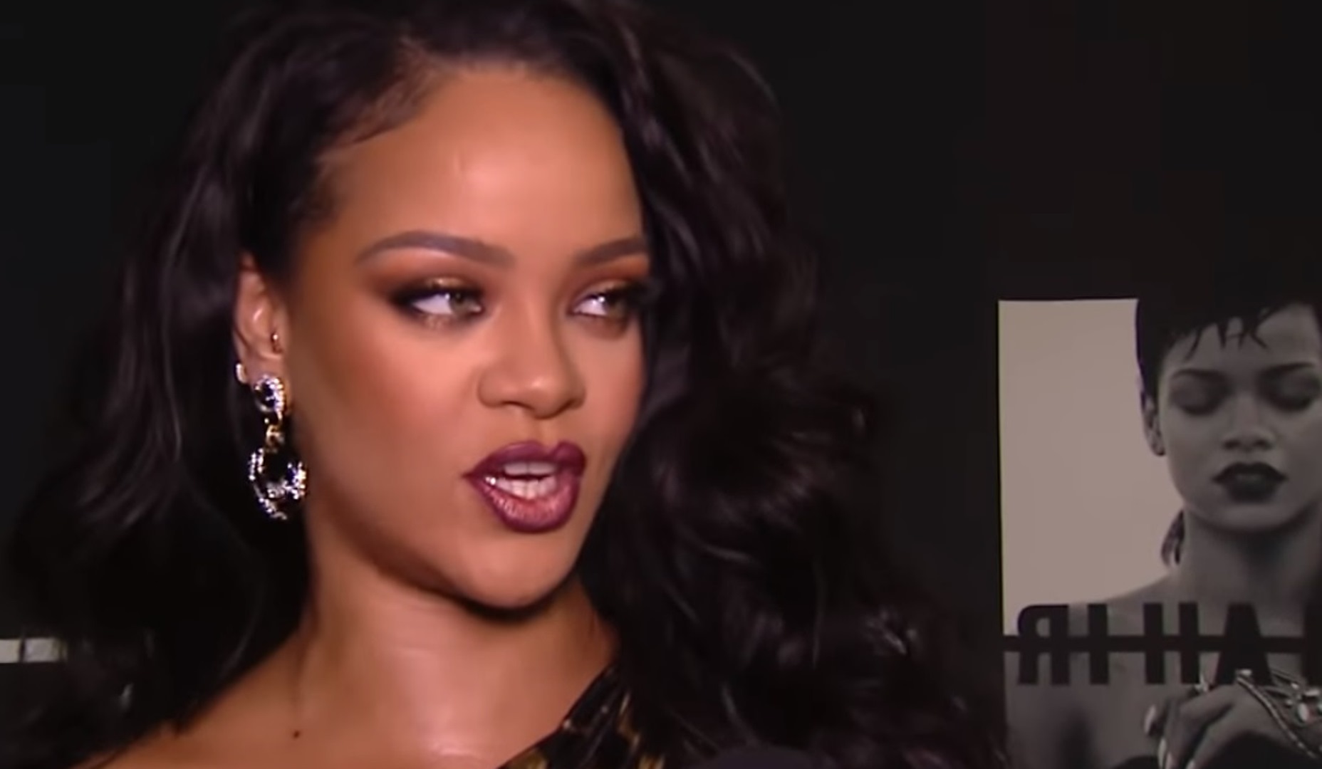 Rihanna desmente rumores sobre novo álbum e comenta sua biografia visual: “Obra de arte”