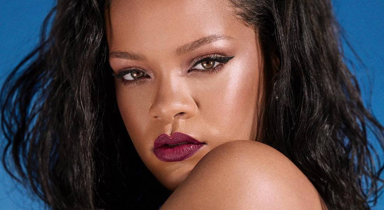Gente como a gente: Rihanna é flagrada fazendo as próprias compras em mercado de Los Angeles