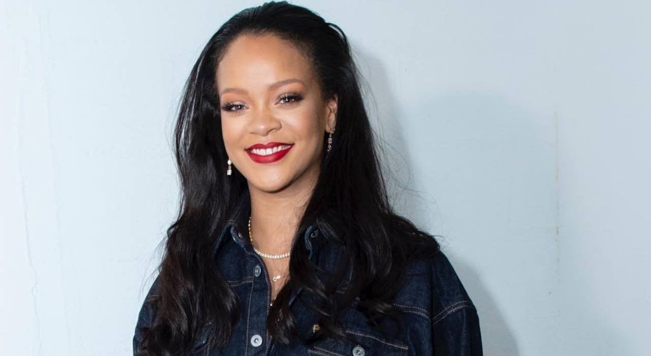 Rihanna anuncia lançamento de sua biografia visual: ”Memórias incríveis”