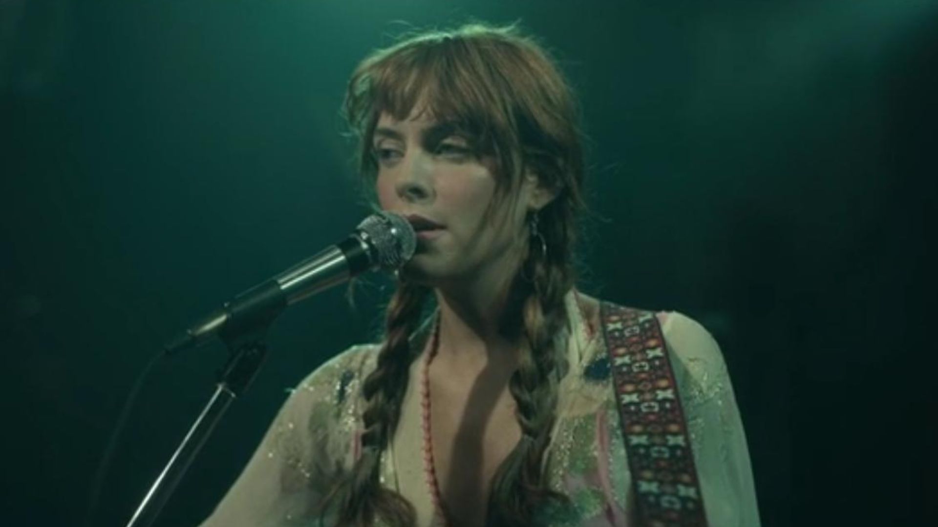 Riley Keough, neta de Elvis e protagonista de “Daisy Jones & The Six”, fez homenagem ao avô na série