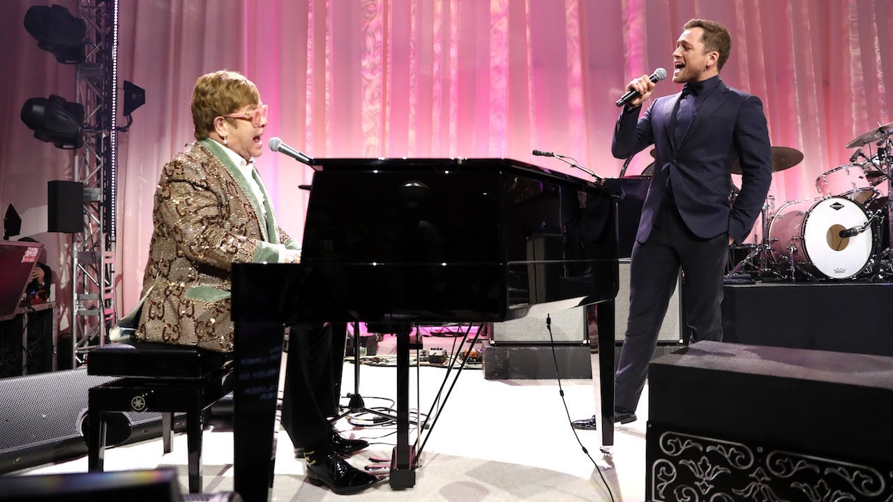 Taron Egerton se junta a Elton John em musical ao vivo para celebrar Rocketman