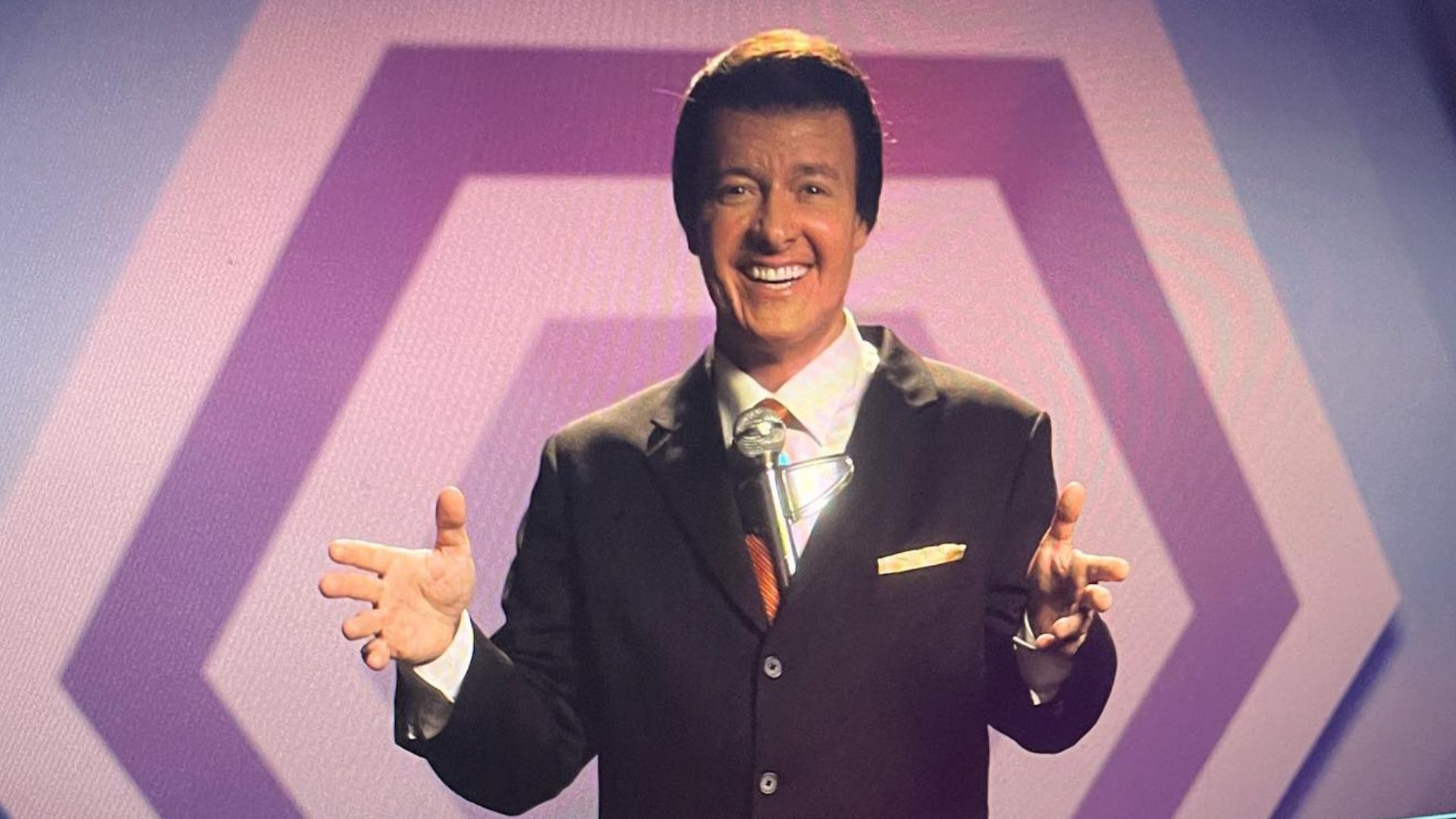 Rodrigo Faro anuncia fim das gravações de filme sobre Silvio Santos