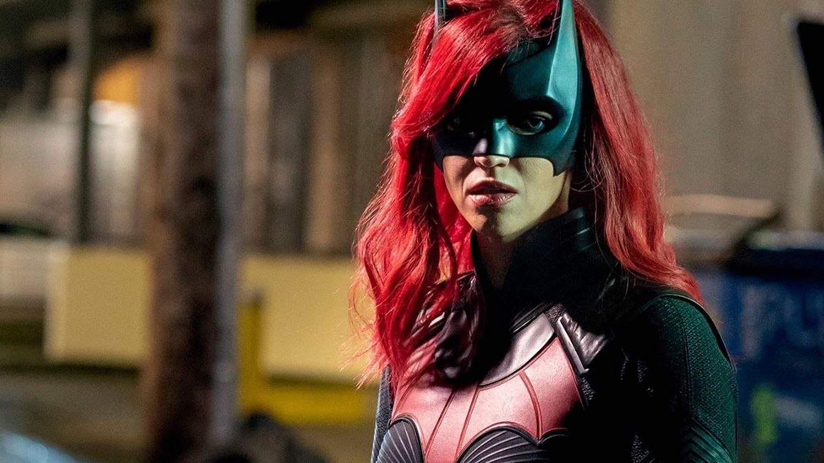 Ruby Rose denuncia morte de dublês, abusos e ameaças nos bastidores da série “Batwoman”