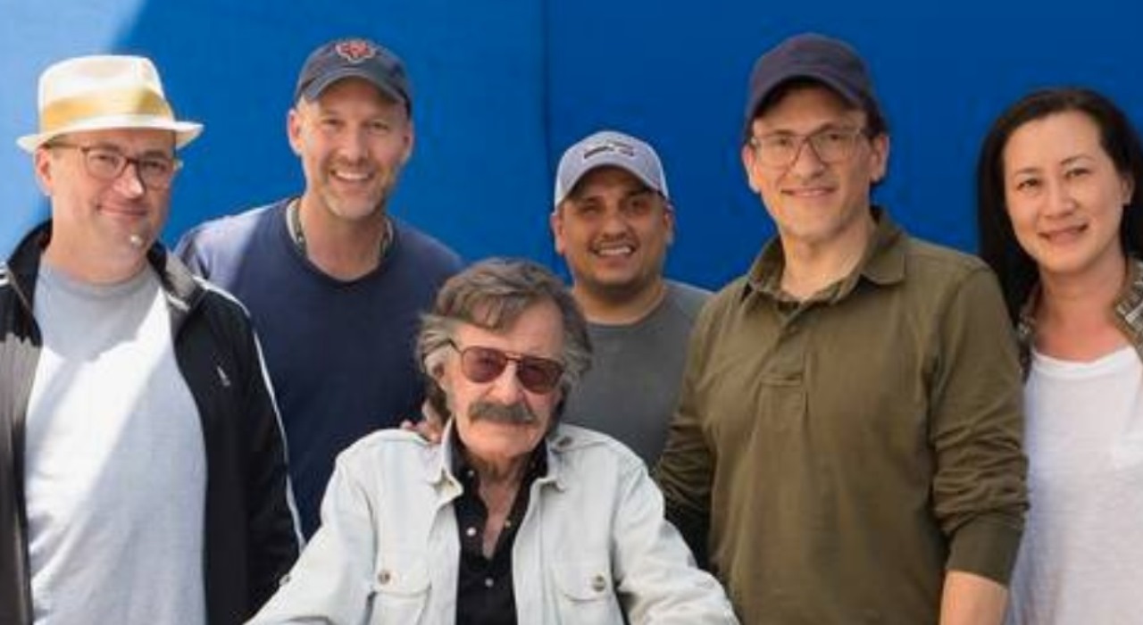 Irmãos Russo relembram foto com Stan Lee em aniversário de morte do quadrinista