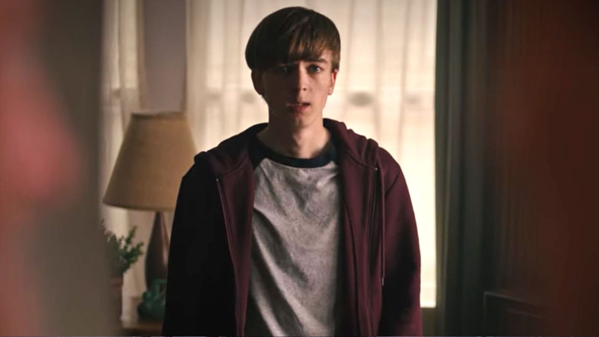 Ator de “Riverdale” é condenado à prisão perpétua por matar a própria mãe