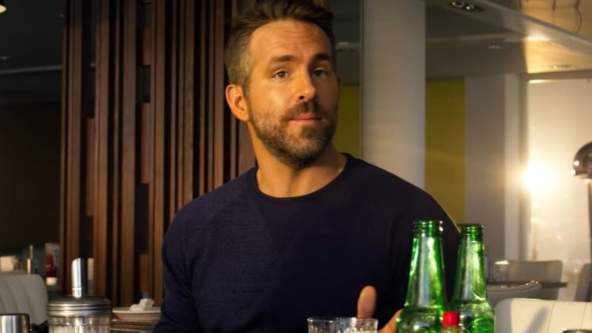 Ryan Reynolds defende as explosões e efeitos especiais dos filmes em vídeo divertido