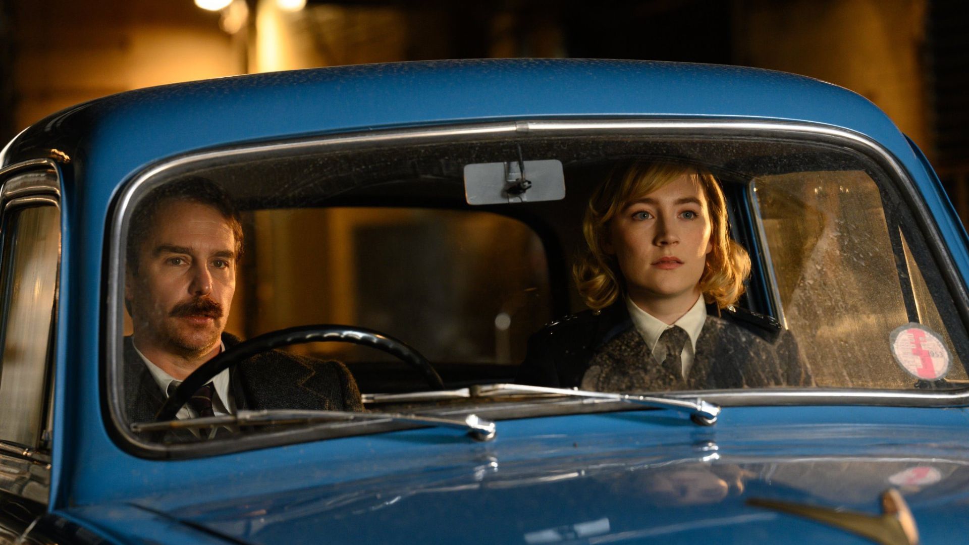 Saoirse Ronan investiga assassinatos de estrelas do cinema no trailer de “See How They Run”