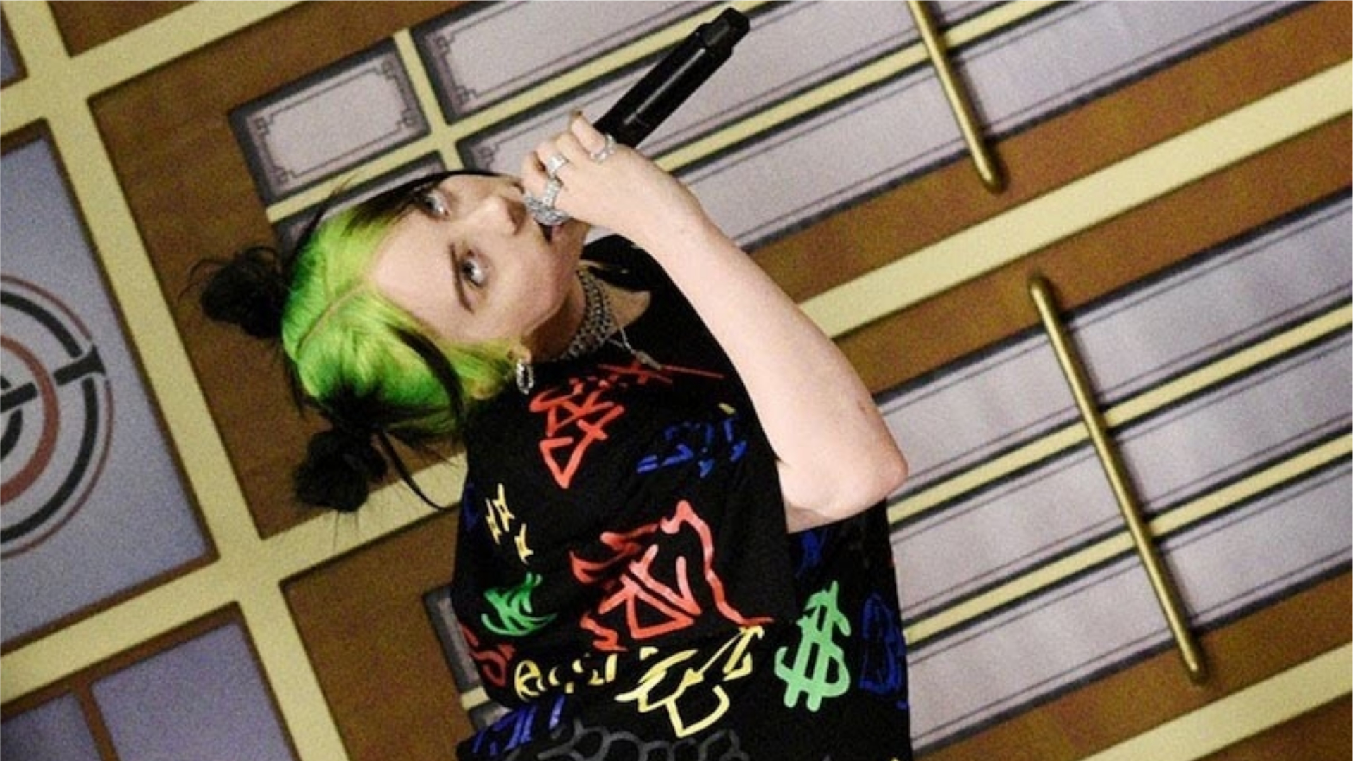 Billie Eilish vira programa de ponta cabeça em sua estreia no SNL