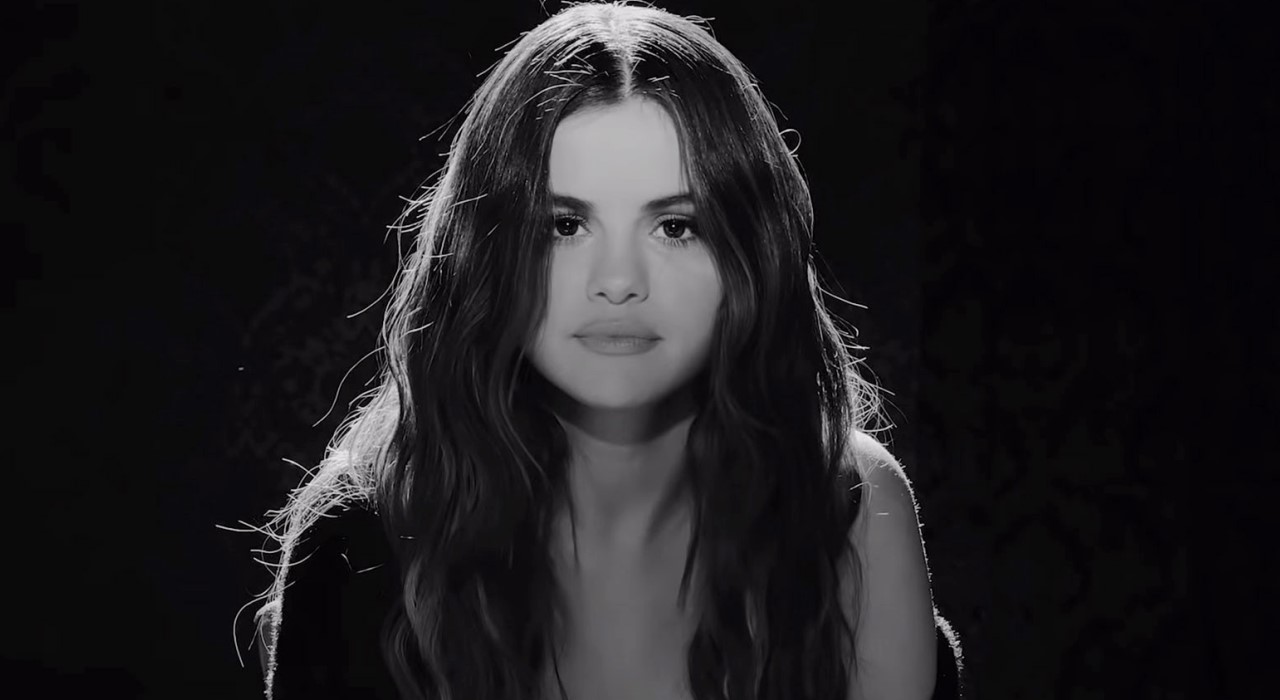 Selena Gomez se torna primeira artista a ter duas faixas na liderança do iTunes dos EUA e Global ao mesmo tempo