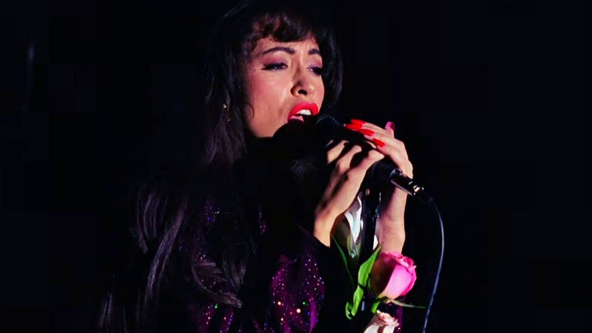 Netflix divulga caracterização de Christian Serratos, estrela de The Walking Dead, para viver Selena Quintanilla