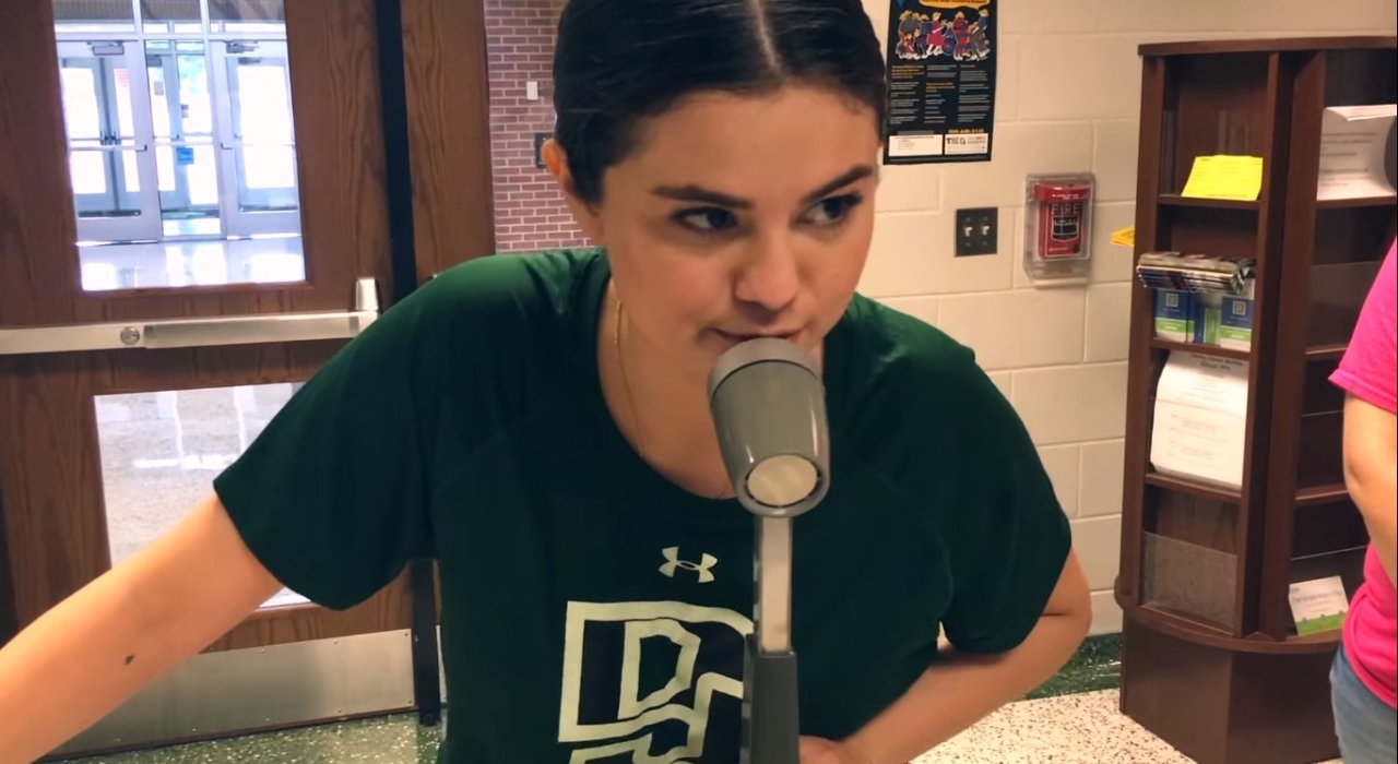 Selena Gomez faz visita surpresa em sua antiga escola no Texas