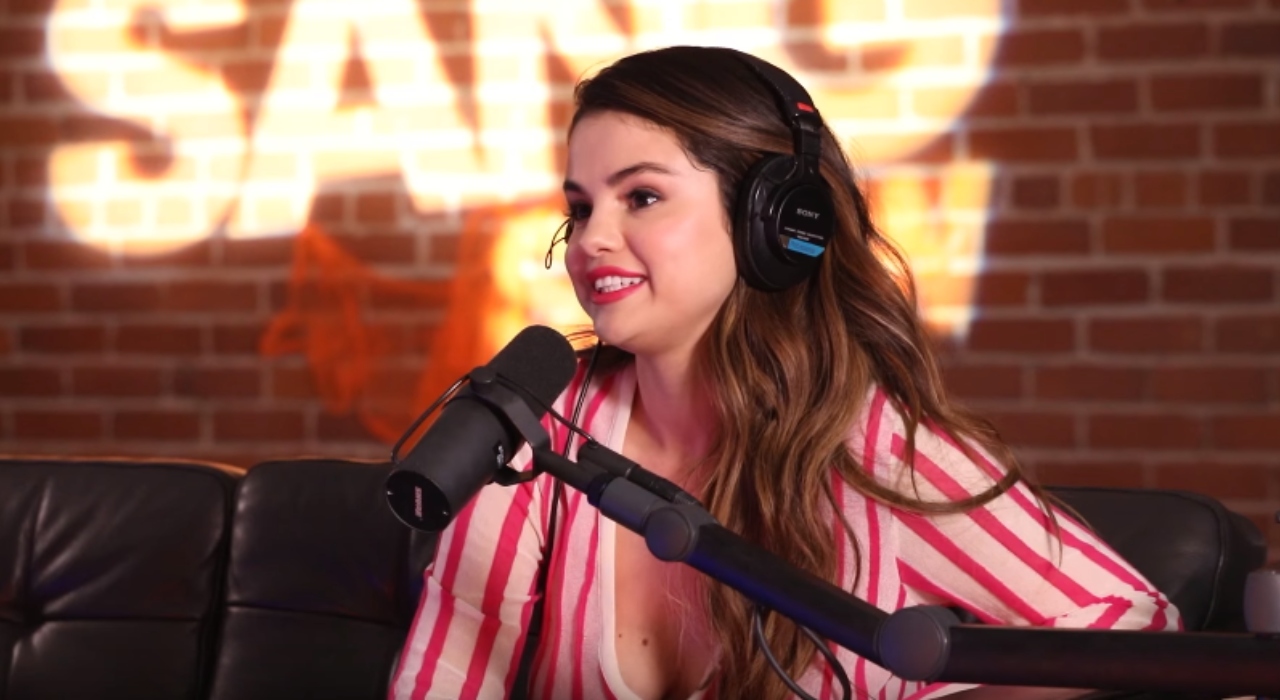 Selena Gomez fala sobre vida amorosa e diz não se importar que o ex-namorado escute seus novos singles