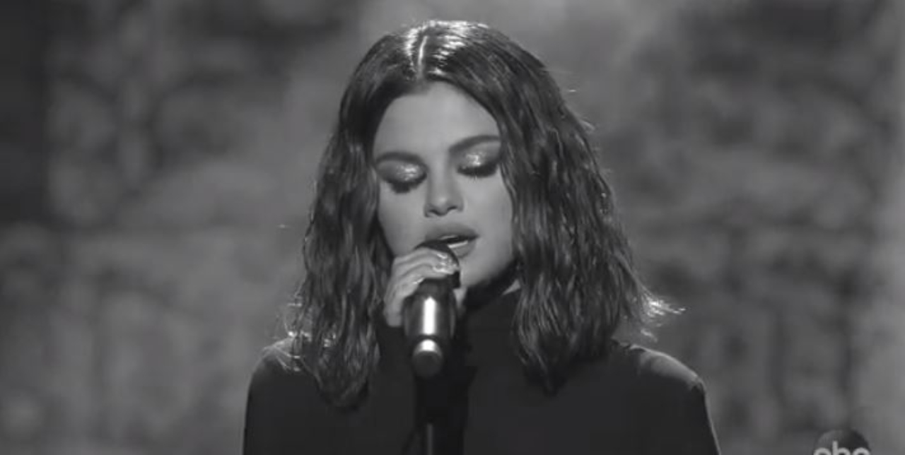 Selena Gomez faz primeira apresentação ao vivo de Lose You To Love Me e Look At Her Now