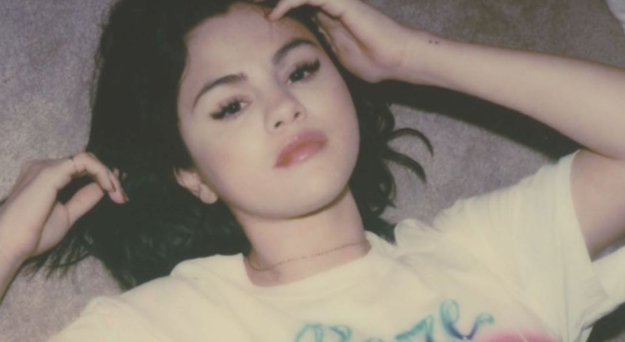 Em divulgação de Rare, Selena Gomez comenta sobre namorar pessoas famosas: “É muito clichê”