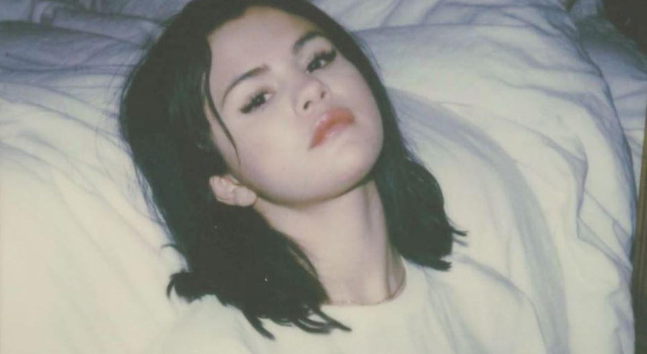 Selena Gomez tatua Rare, título de novo álbum, no pescoço