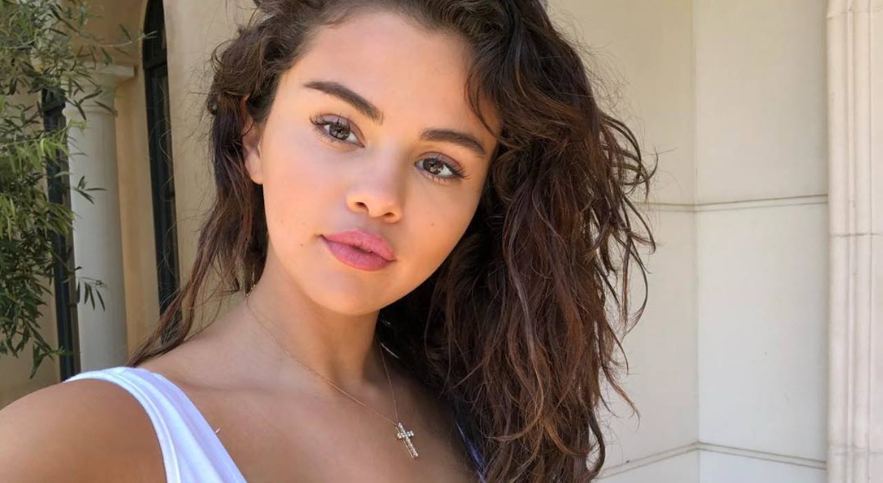Selena Gomez deve apresentar o American Music Awards deste ano, diz jornalista