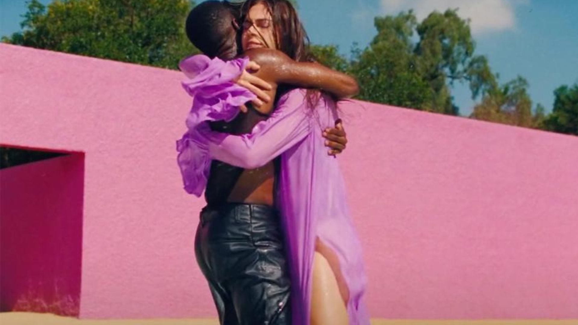 Sem Britney Spears e Elton John, a dança é o grande destaque no videoclipe de “Hold Me Closer”