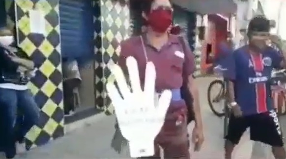 Homem usa acessório curioso para respeitar distanciamento social: “Afaste-se”
