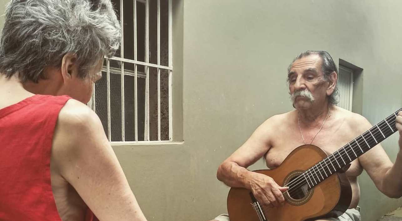 Violonista faz serenata diária para esposa com Alzheimer: ‘Meu melhor público’