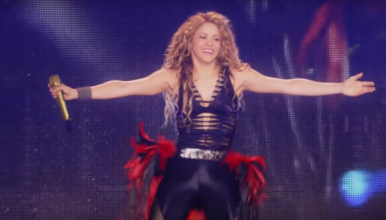 Shakira mistura os hinos futebolísticos La La La e Waka Waka em filme da El Dorado Tour; confira
