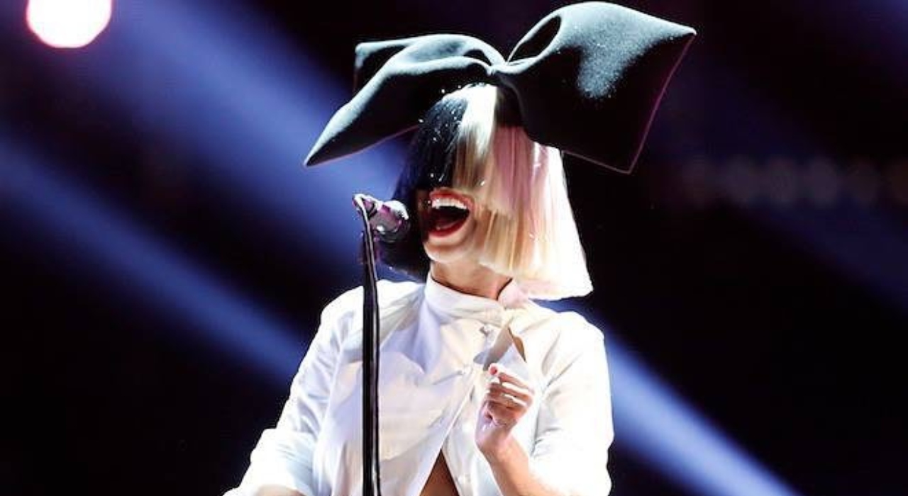 Sia revela ser portadora de uma doença neurológica rara