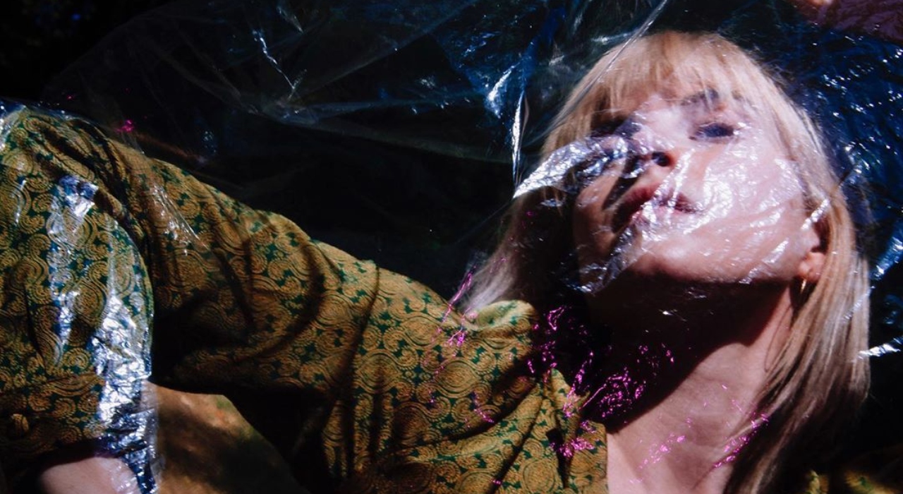 Hayley Williams divulga clipe de Simmer, seu primeiro single solo