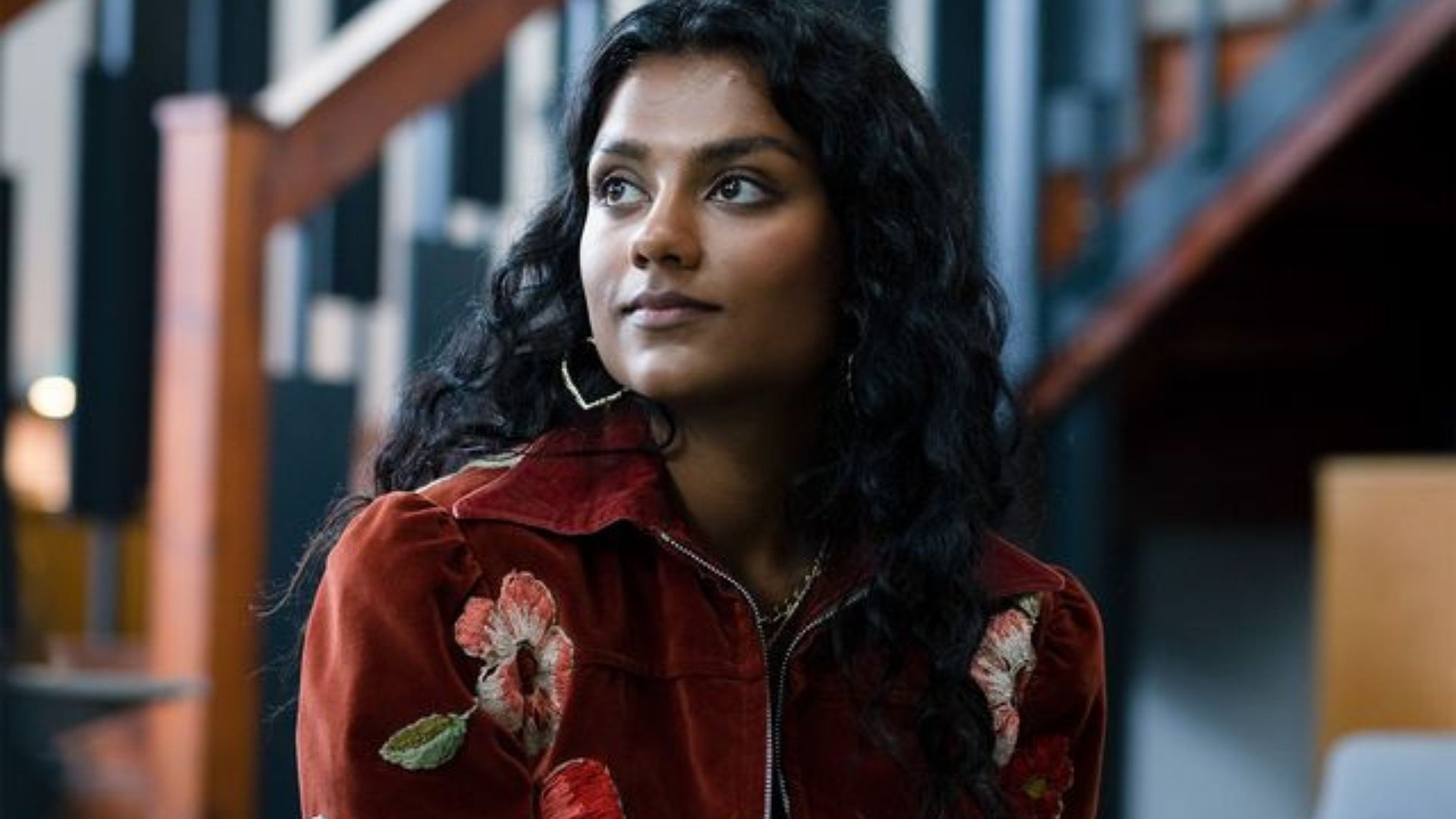 Simone Ashley não retornará para quarta temporada de “Sex Education”