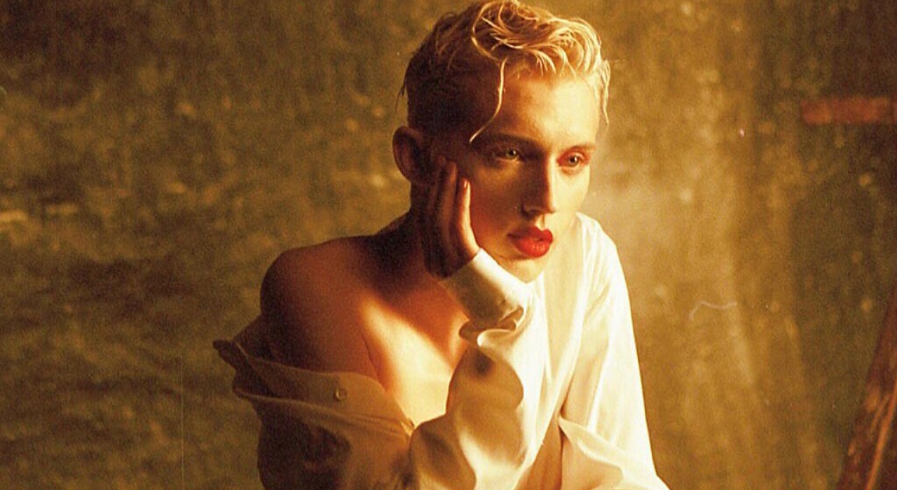 Revista LGBT acusa Troye Sivan de hipocrisia e cantor rebate