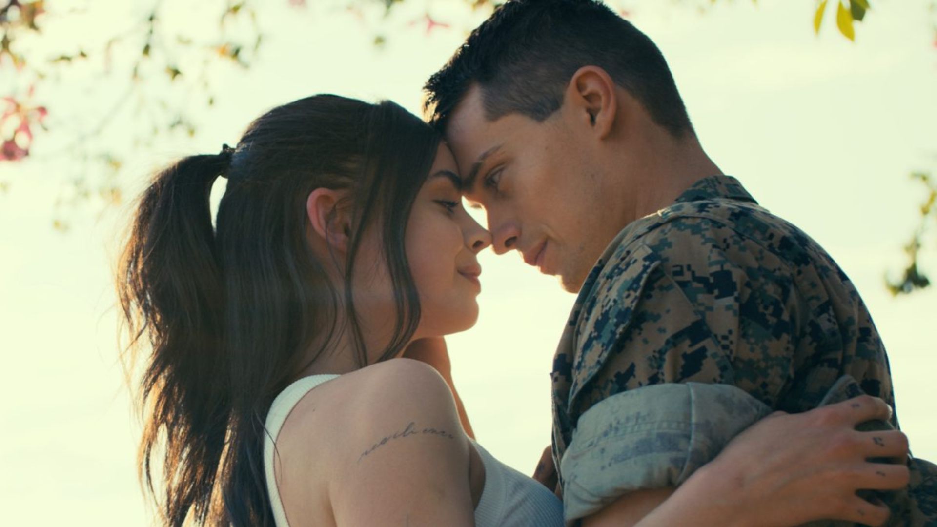 Sofia Carson e Nicholas Galitzine vivem amor de fachada no trailer de “Continência ao Amor”; assista