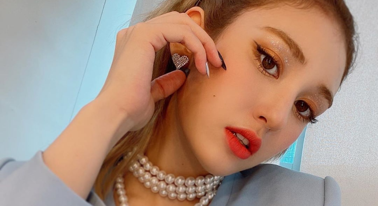 Cantora de K-pop quebra prêmio ao vivo logo após recebê-lo