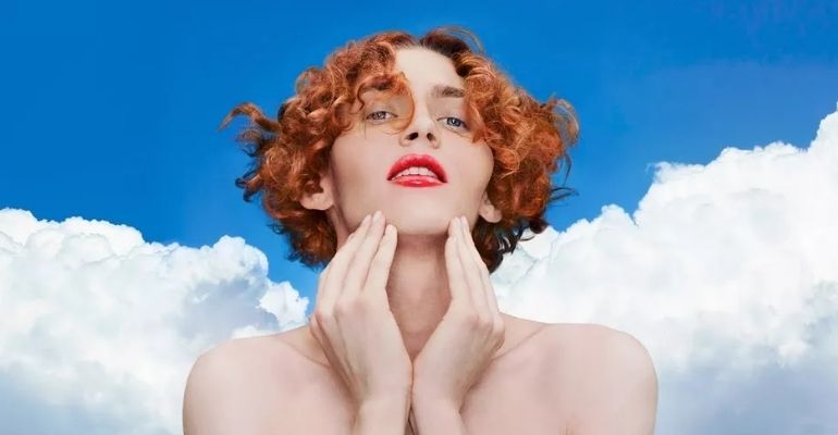Morre Sophie, cantora, DJ e primeira artista trans indicada ao Grammy, aos 34 anos
