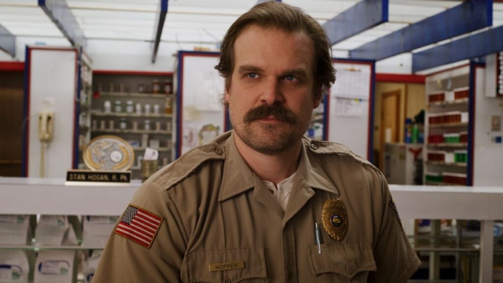 “Stranger Things”: David Harbour revela que Hopper terá momento de “quase ressurreição” na quarta temporada