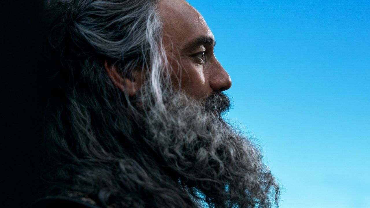 Taika Waititi vira pirata Barba-Negra no primeiro trailer de “Our Flag Means Death”