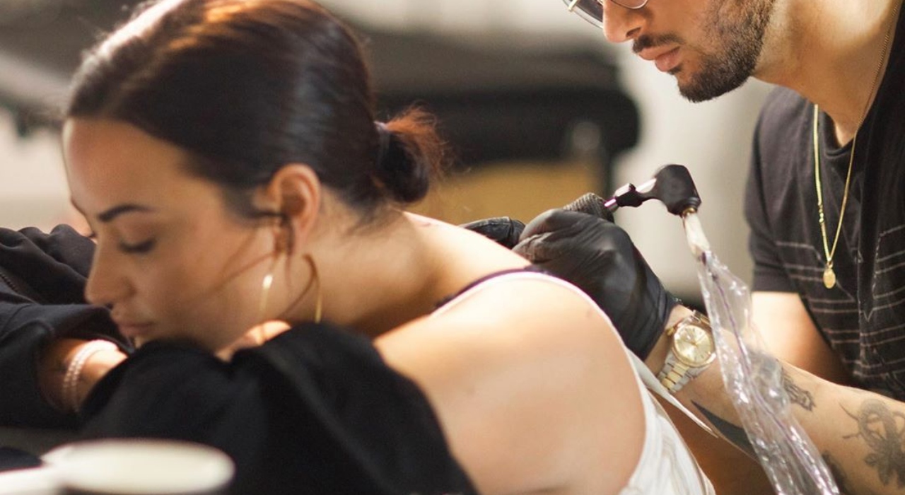 Demi Lovato conta história de sua nova tatuagem: “Simboliza meu despertar espiritual”