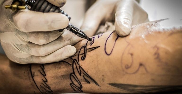 Marido é condenado por forçar esposa a tatuar que era propriedade dele