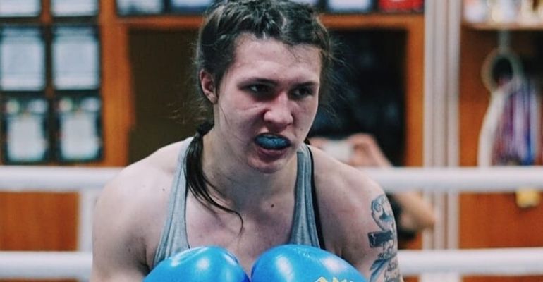 Lutadora russa se disfarça para poder lutar boxe contra homens