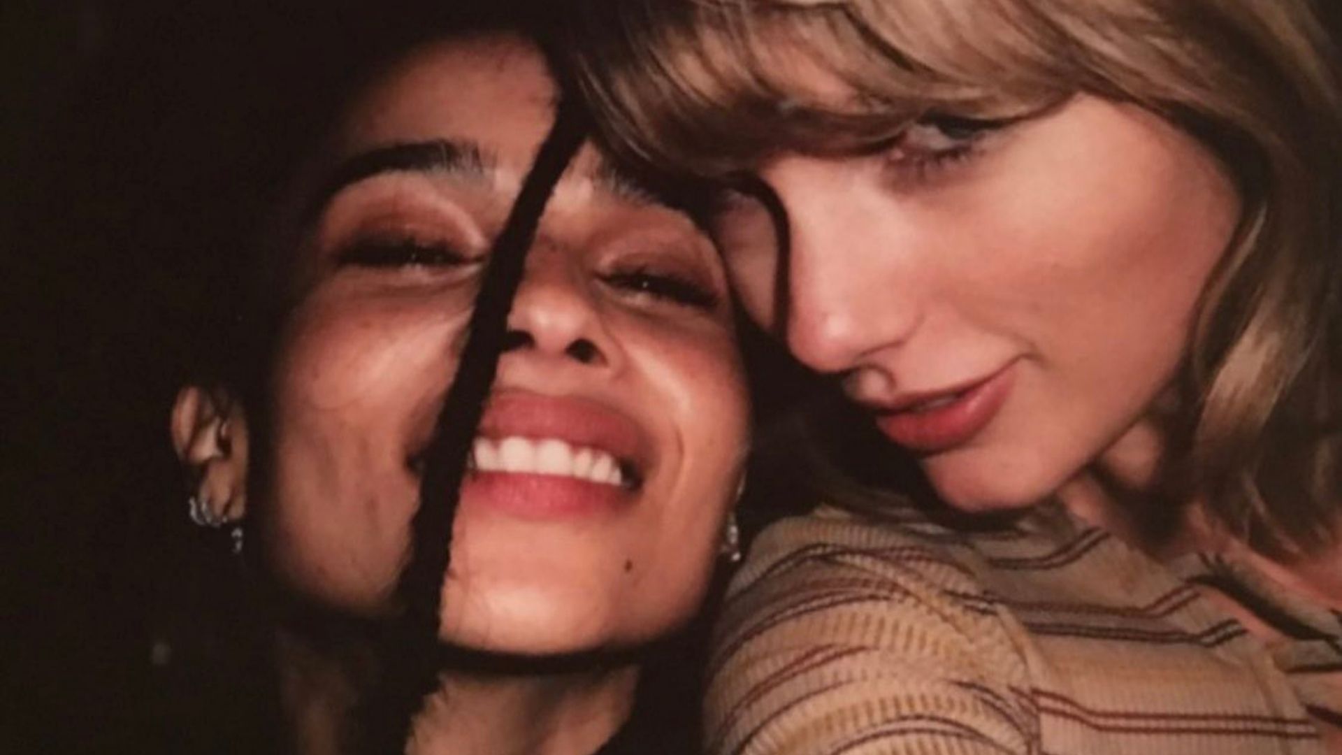 Taylor Swift rasga elogios a Zoë Kravitz em “Batman”: “Mulher-Gato dos sonhos”