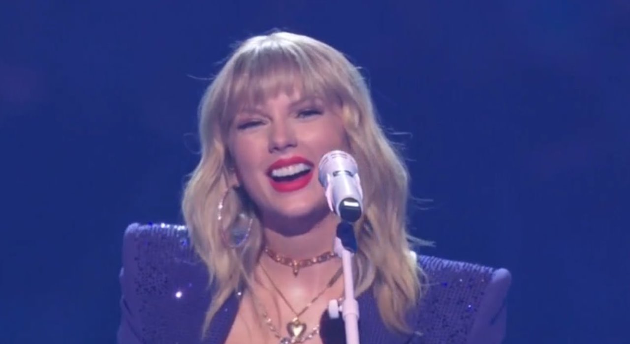 Taylor Swift confirma que vai regravar seus primeiros discos para recuperar direitos sobre as músicas