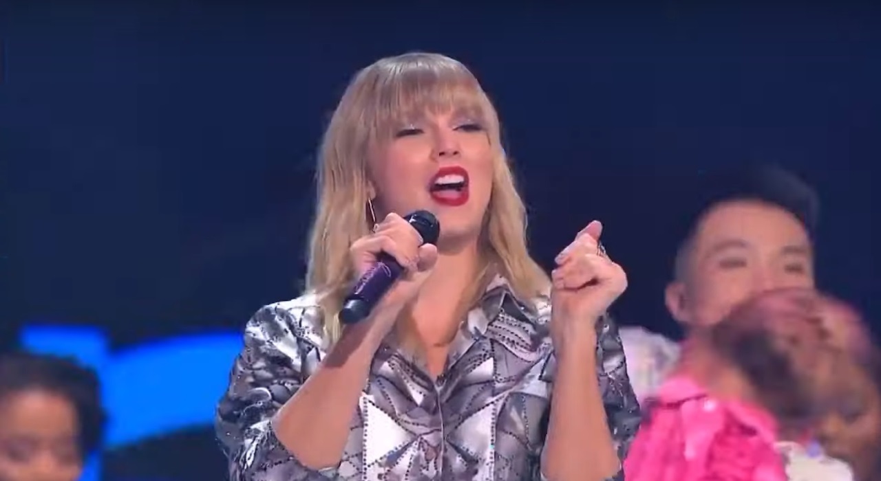 Taylor Swift faz militância LGBTQ+ com letra de You Need To Calm Down em apresentação na China