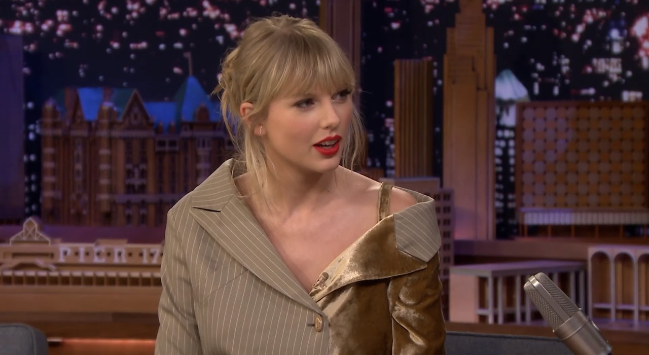 Taylor Swift reage a vídeo hilário onde ela está dopada após cirurgia nos olhos