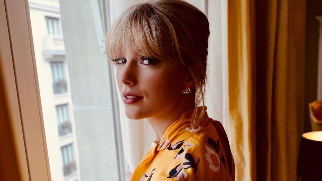Taylor Swift ajuda mais uma fã a pagar dívidas com a faculdade