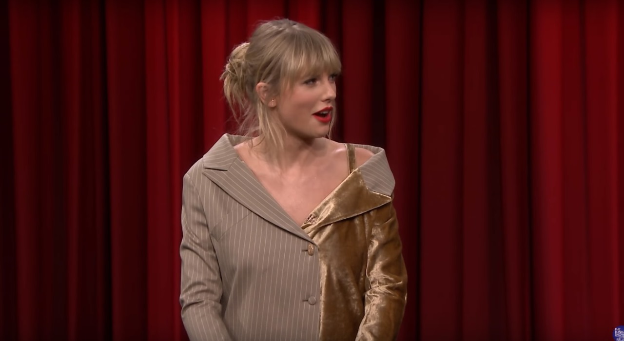 Taylor Swift não reconhece a própria música em jogo com Jimmy Fallon
