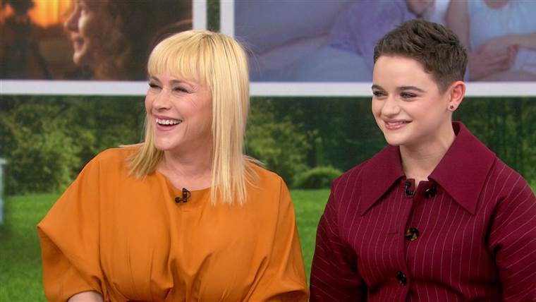 Socorro! Patricia Arquette bate acidentalmente em Joey King com seu Golden Globe no elevador